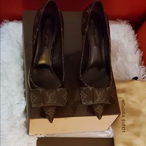 Louis Vuitton Signature Monogram Louise Pumps US 8